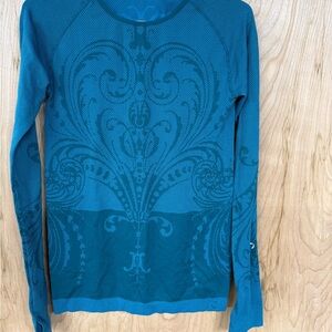 Celimawear Shirt teal blue active basic nylon polyester top shirt Size Large?